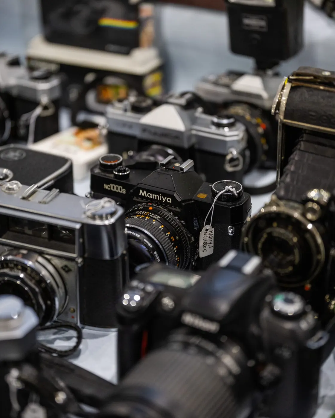 Fotocamere analogiche, in primo piano una Mamiya