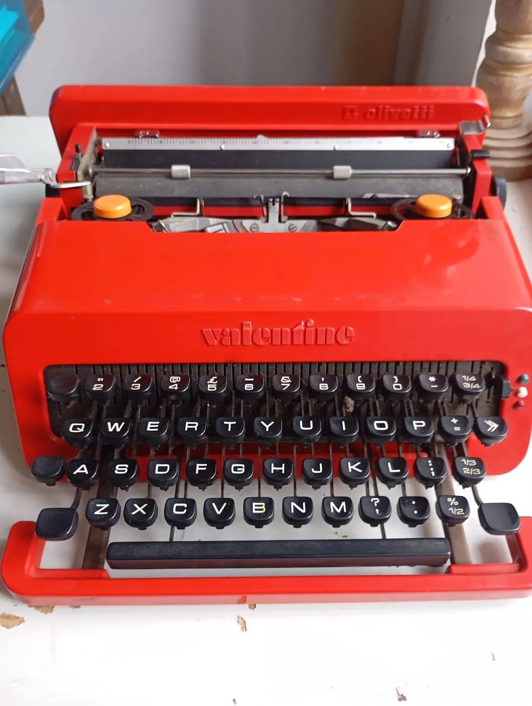 Macchina da scrivere Olivetti Valentine rossa